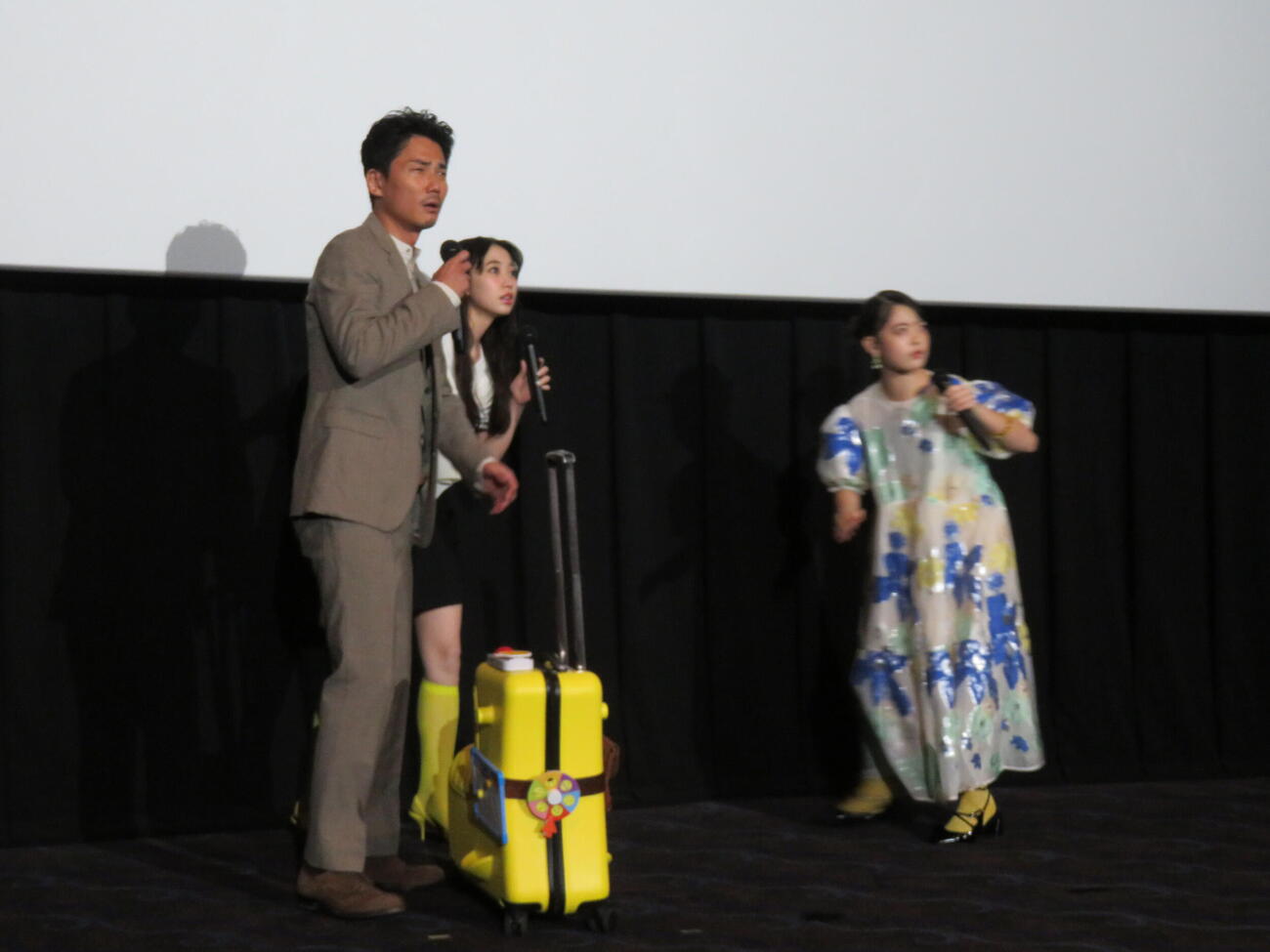 映画「見えない娘　THE INVISIBLES」完成披露上映会に登壇した、左から毎熊克哉、近藤華、矢山花（撮影・村上幸将）