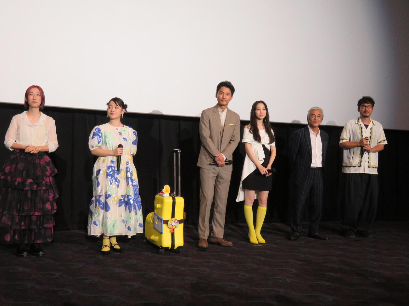 映画「見えない娘　THE INVISIBLES」完成披露上映会に登壇した、左から夏生さえり氏、矢山花、毎熊克哉、近藤華、寺島進、竹林亮監督（撮影・村上幸将）