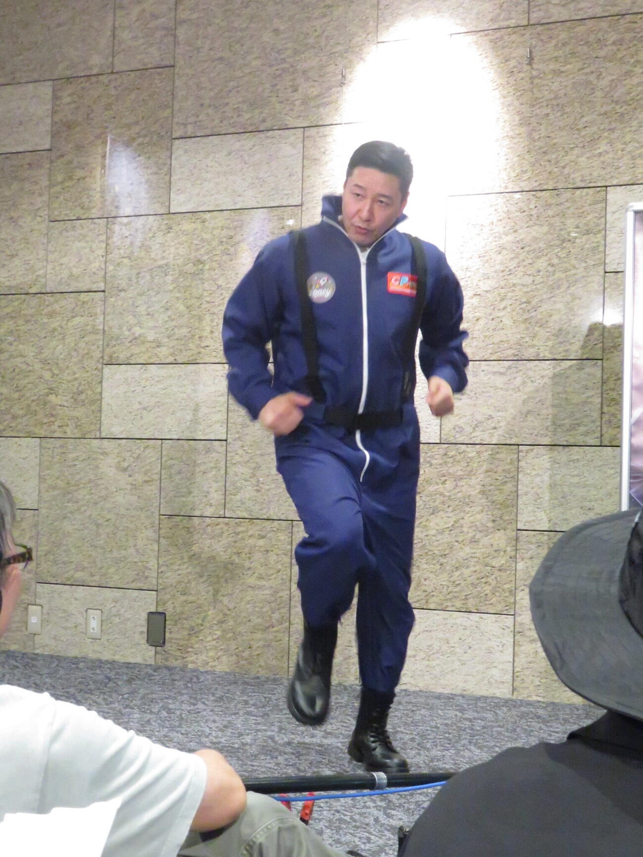 単独ツアー初日を前に会見し、剥離骨折した左足甲が完治したことを足踏みしてアピールするチョコレートプラネットの長田庄平