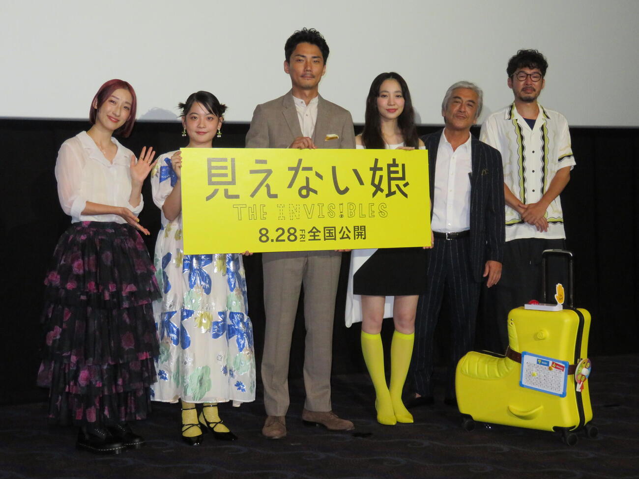 映画「見えない娘　THE INVISIBLES」完成披露上映会に登壇した、左から夏生さえり氏、矢山花、毎熊克哉、近藤華、寺島進、竹林亮監督（撮影・村上幸将）