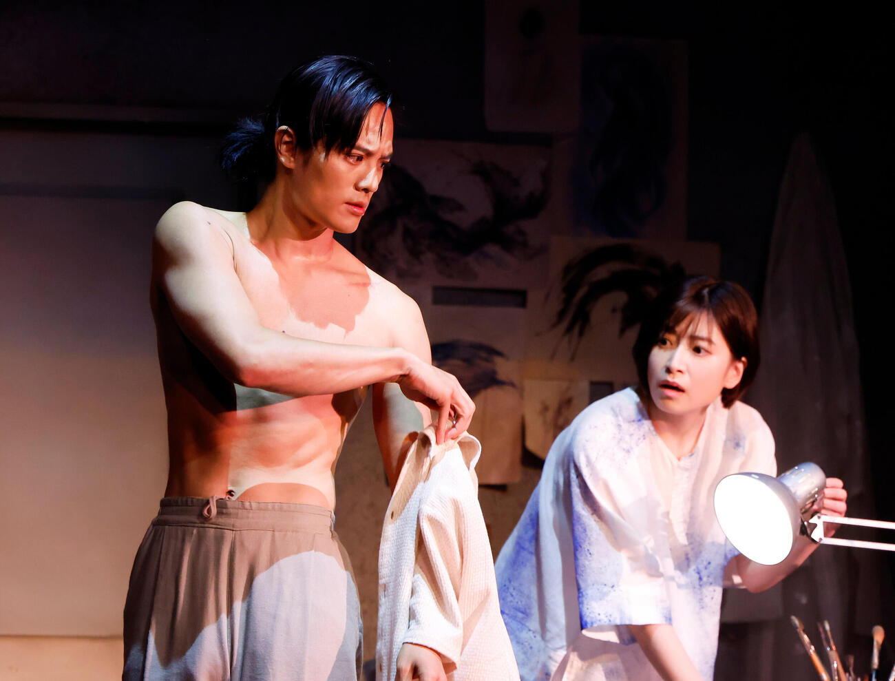 フォトコールで演技する岡本圭人（左）と南沢奈央（撮影・山本朝陽）