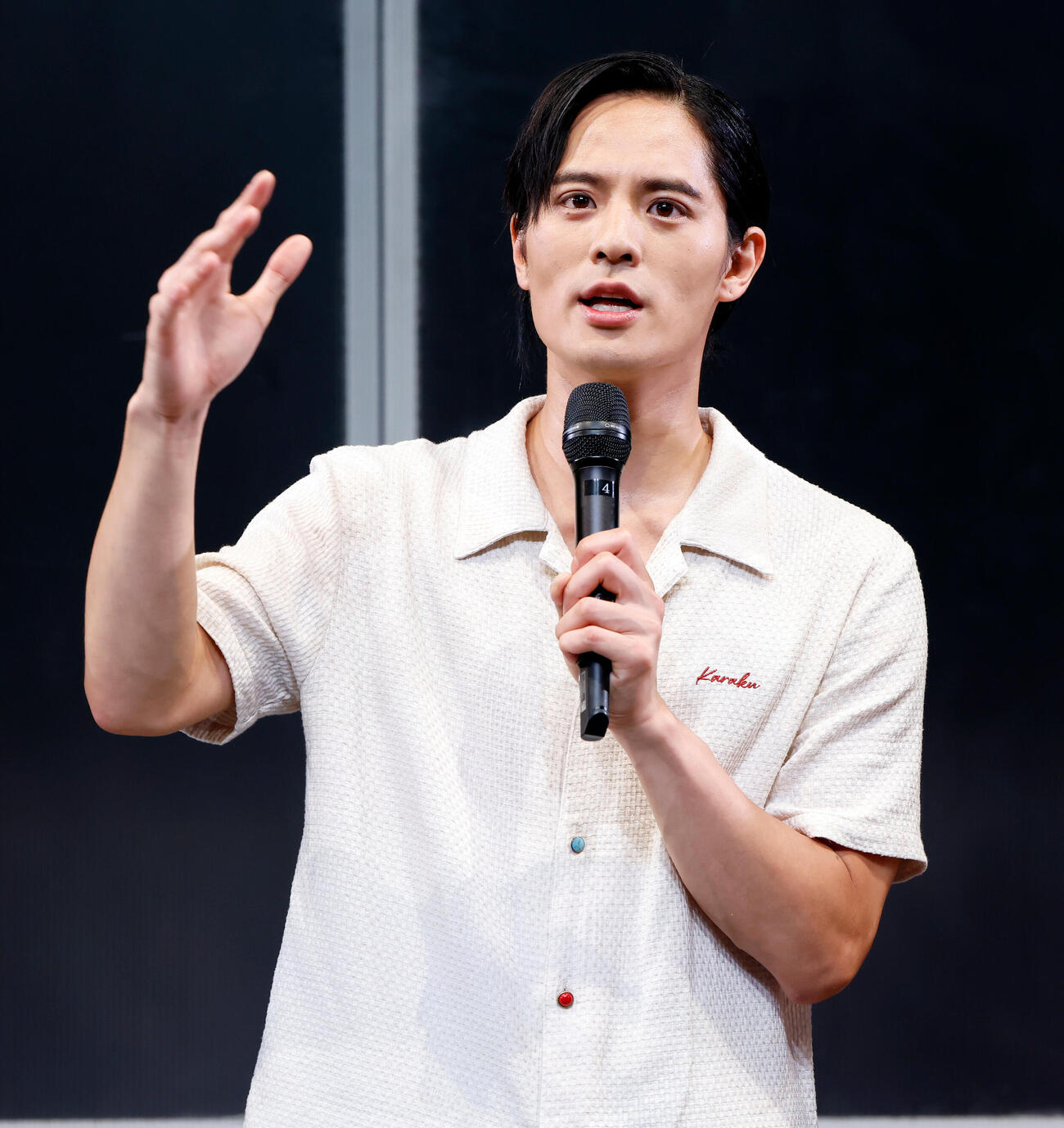 取材会に登壇し、話す岡本圭人（撮影・山本朝陽）