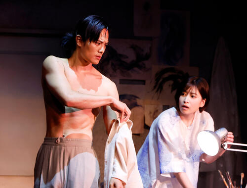 岡本圭人「月を抱く人魚」で美しき裸披露「岡本家を上半身裸にする」女性演出家を評した理由は…