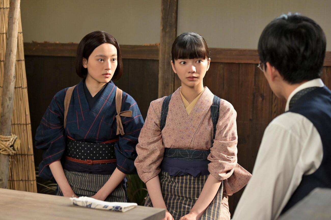 「風、薫る」でダブルヒロインを演じる一ノ瀬りん役の見上愛（中央）と大家直美役の上坂樹里（左）