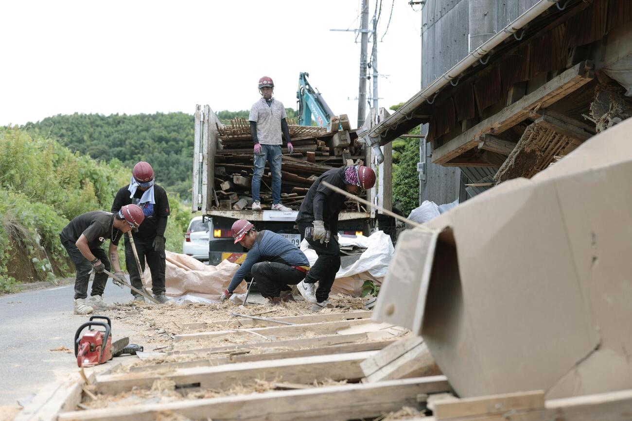 熊本県氷川町で、倒壊家屋のがれきを片付けるボランティア（共同）