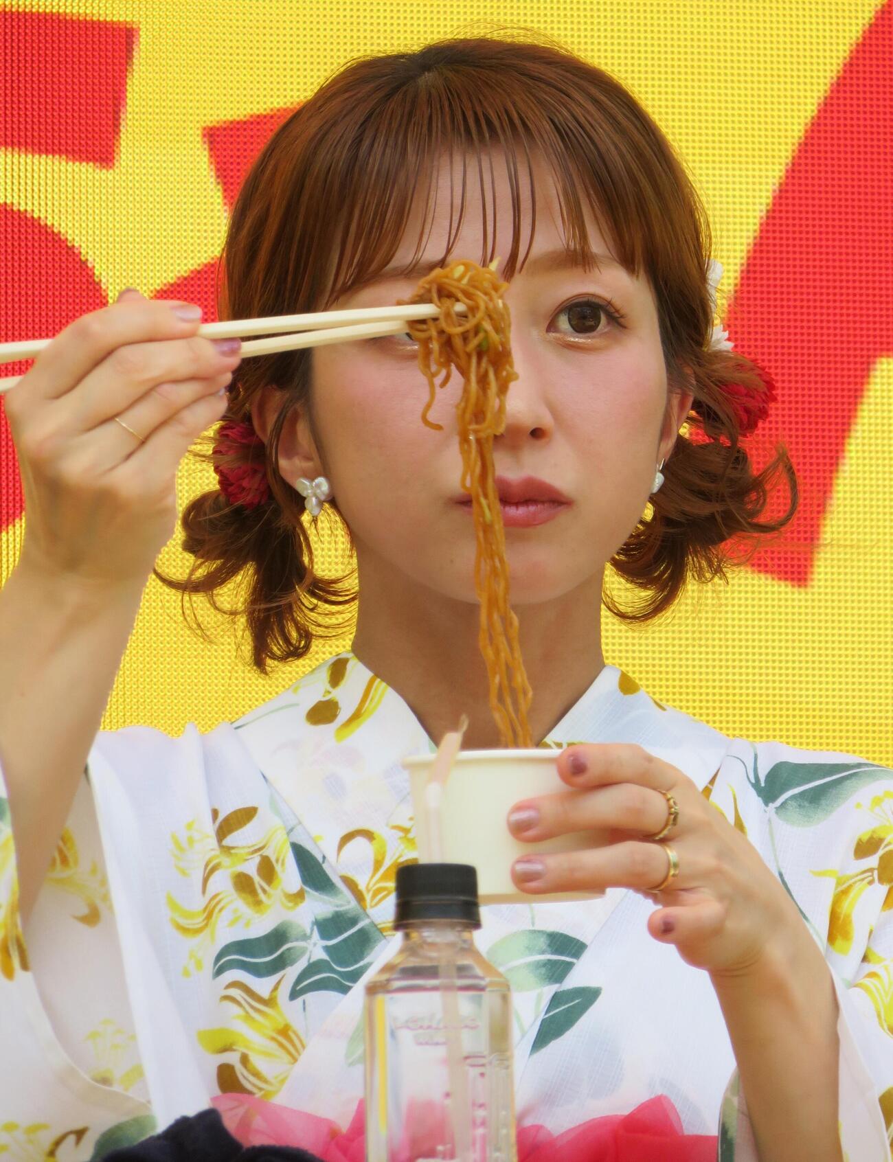 「焼そばはマルちゃん2026」の発表会を行った辻希美（撮影・松本久）