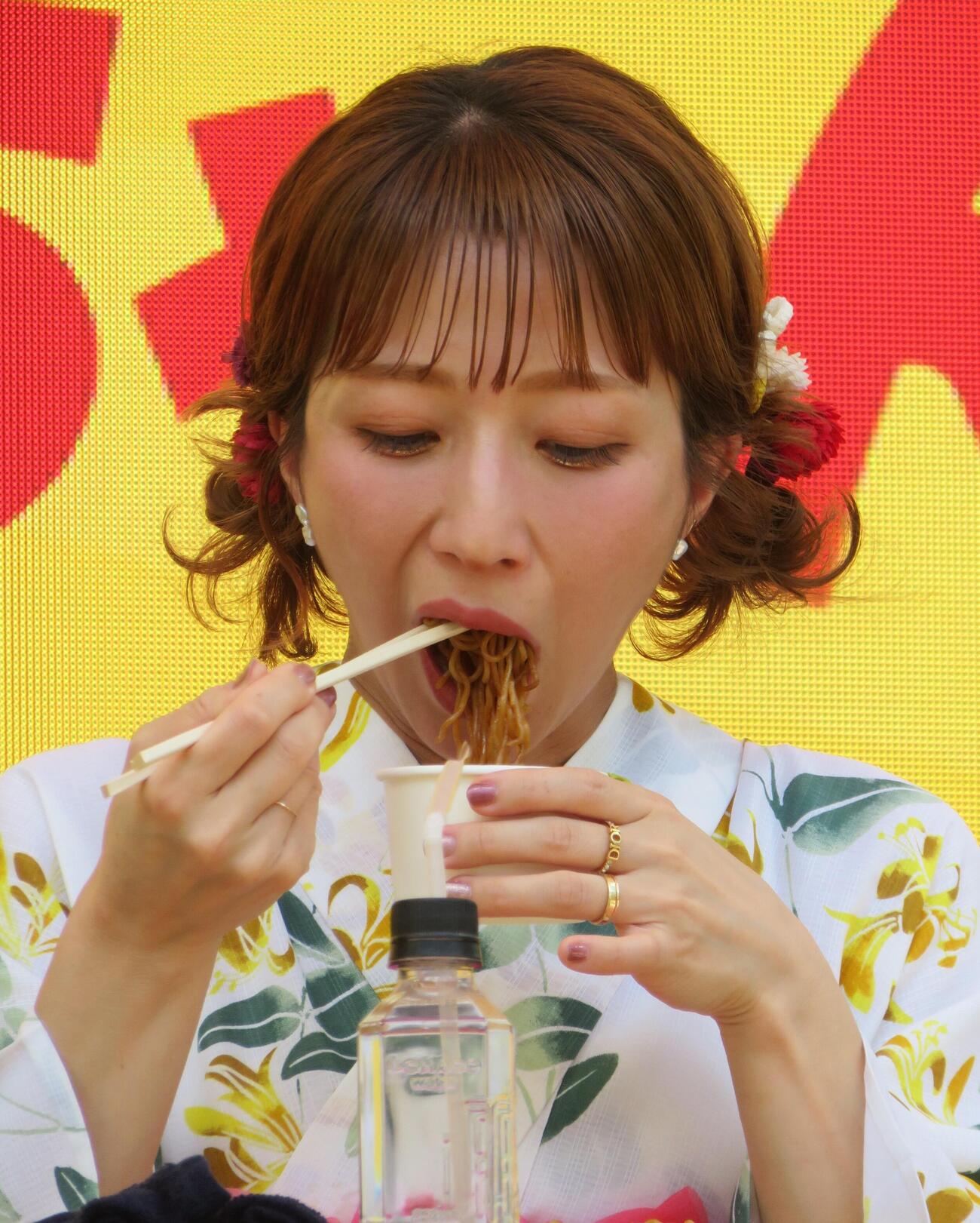 「焼そばはマルちゃん2026」の発表会を行った辻希美（撮影・松本久）