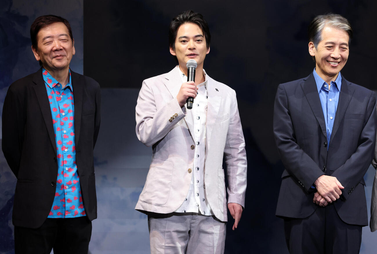 第三舞台「パレイドリア」初日前会見で笑顔であいさつする中山優馬（中央）。左は鴻上尚史、右は小須田康人（撮影・浅見桂子）