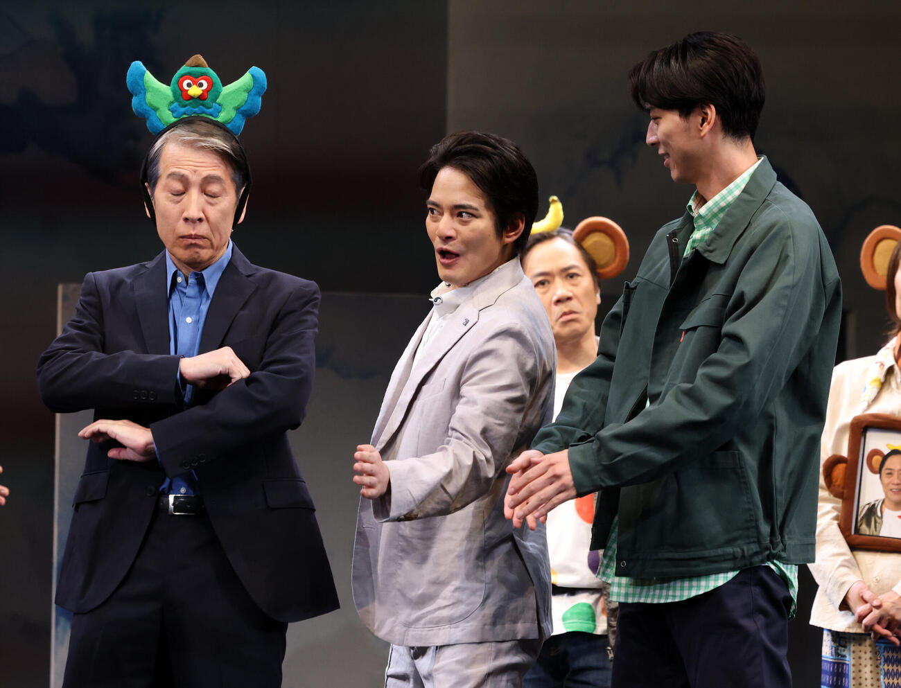 第三舞台「パレイドリア」のプレスコールで熱演する中山優馬（中央）（撮影・浅見桂子）
