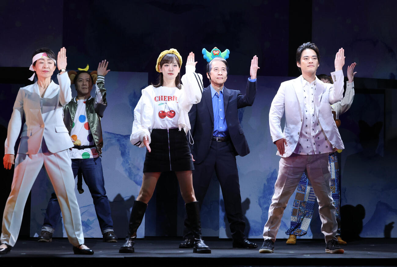 第三舞台「パレイドリア」のプレスコールで踊る中山優馬（右）ら（撮影・浅見桂子）