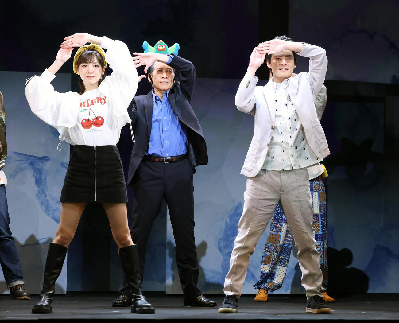 第三舞台「パレイドリア」のプレスコールで踊る、左から飯窪春菜っ、小須田康人、中山優馬（撮影・浅見桂子）