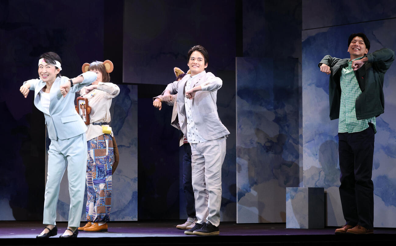 第三舞台「パレイドリア」のプレスコールで踊る中山優馬（中央）。左は長野里美（撮影・浅見桂子）