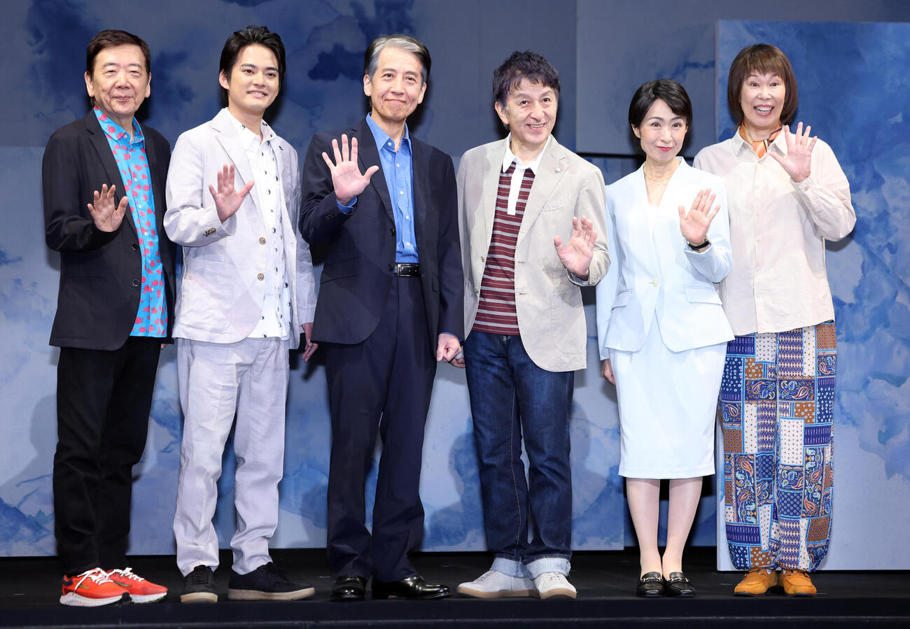 第三舞台「パレイドリア」初日前会見で記念撮影する、左から鴻上尚史、中山優馬、小須田康人、大高洋夫、長野里美、山下裕子（撮影・浅見桂子）