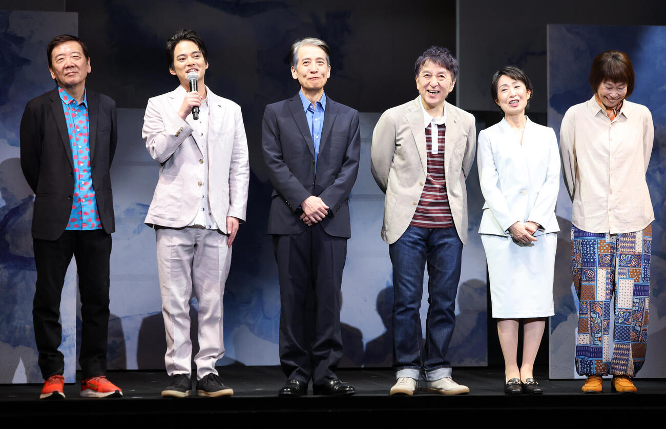第三舞台「パレイドリア」初日前会見で笑顔であいさつする、左から鴻上尚史、中山優馬、小須田康人、大高洋夫、長野里美、山下裕子（撮影・浅見桂子）