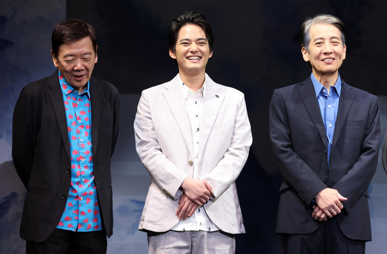 第三舞台「パレイドリア」初日前会見で笑顔であいさつする、左から鴻上尚史、中山優馬、小須田康人（撮影・浅見桂子）