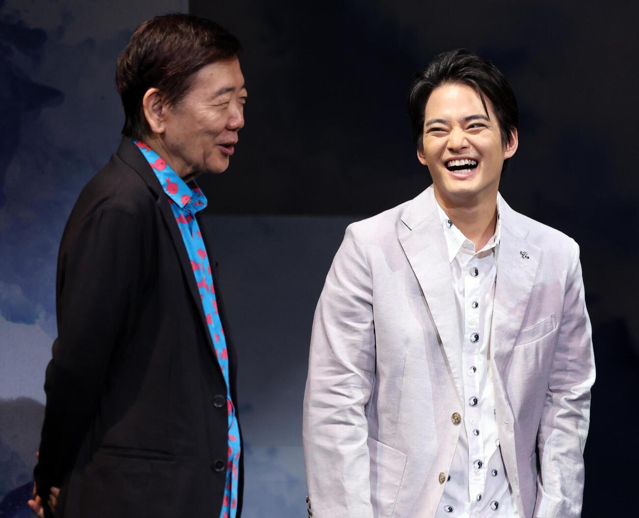 第三舞台「パレイドリア」初日前会見で笑顔であいさつする鴻上尚史（左）と中山優馬（撮影・浅見桂子）