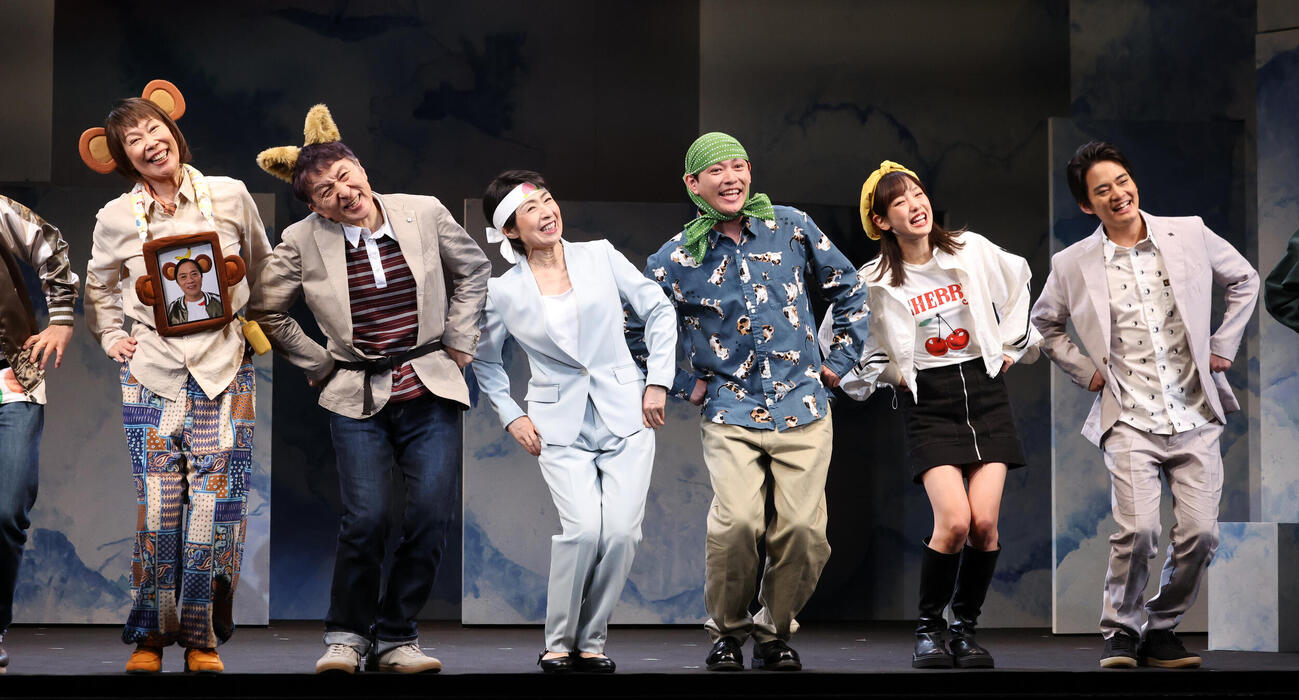 第三舞台「パレイドリア」のプレスコールで楽しそうに踊る長野里美（中央）ら。右端は中山優馬（撮影・浅見桂子）