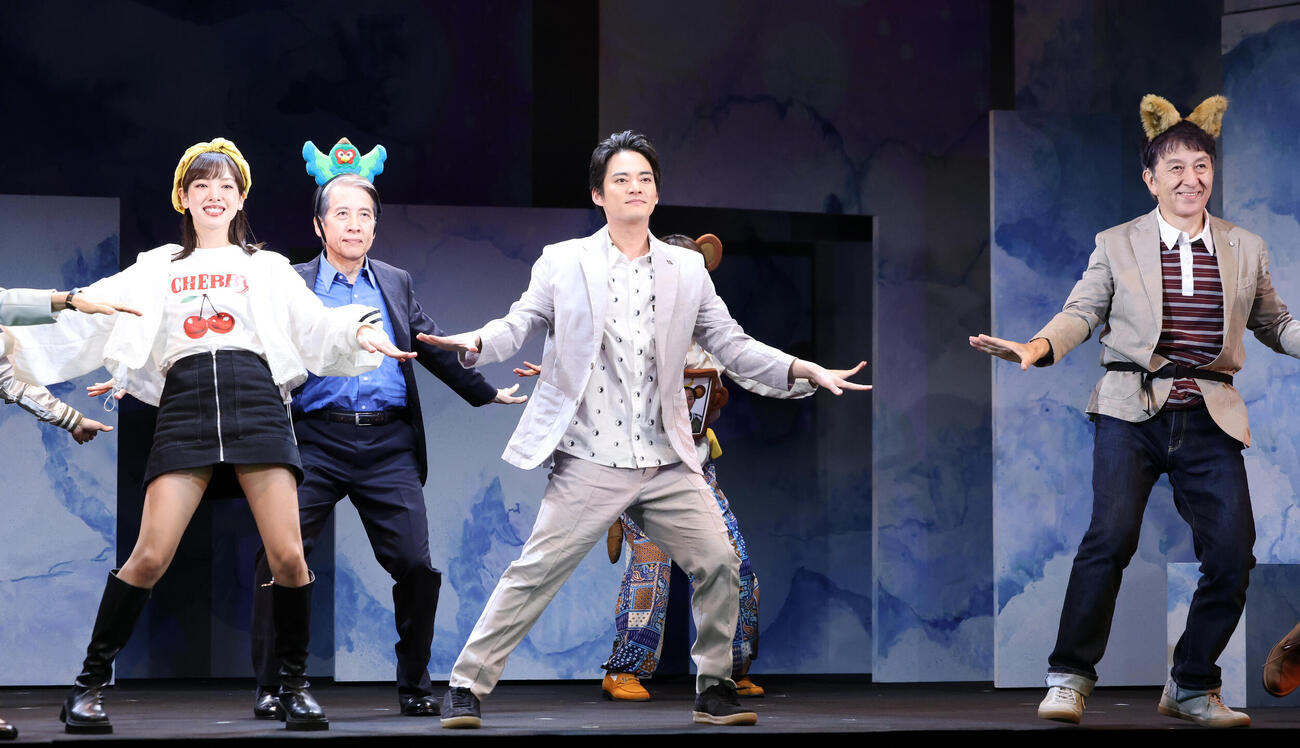 第三舞台「パレイドリア」のプレスコールで踊る中山優馬（中央）ら（撮影・浅見桂子）