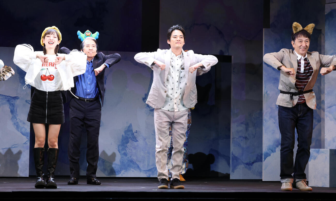 第三舞台「パレイドリア」のプレスコールで踊る、左から飯窪春菜、小須田康人、中山優馬、大高洋夫（撮影・浅見桂子）