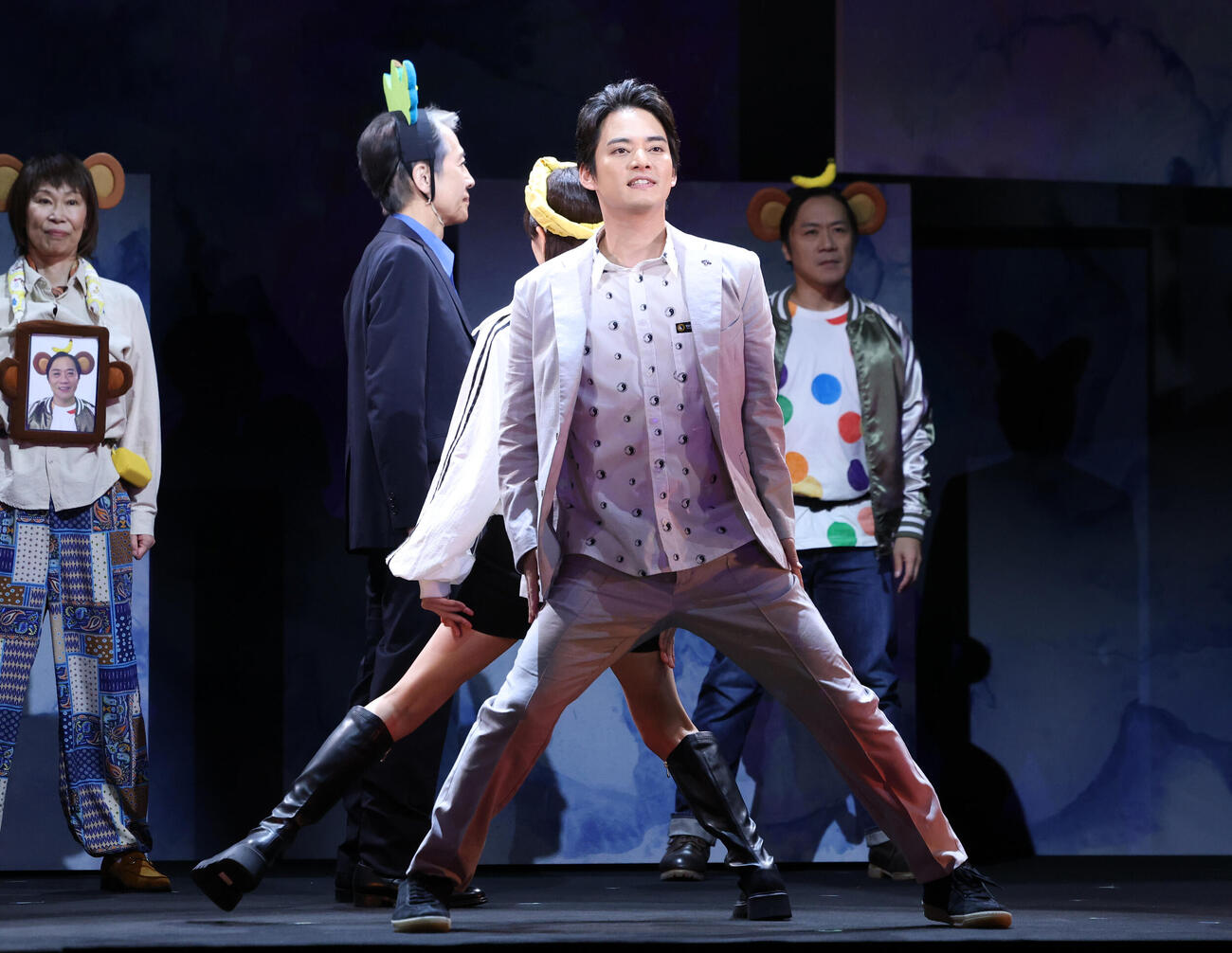 第三舞台「パレイドリア」のプレスコールで踊る中山優馬（中央）ら（撮影・浅見桂子）