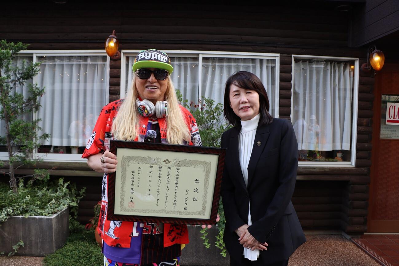 鎌ケ谷市スペシャルサポーターに任命され、認定証を手にするDJ KOO