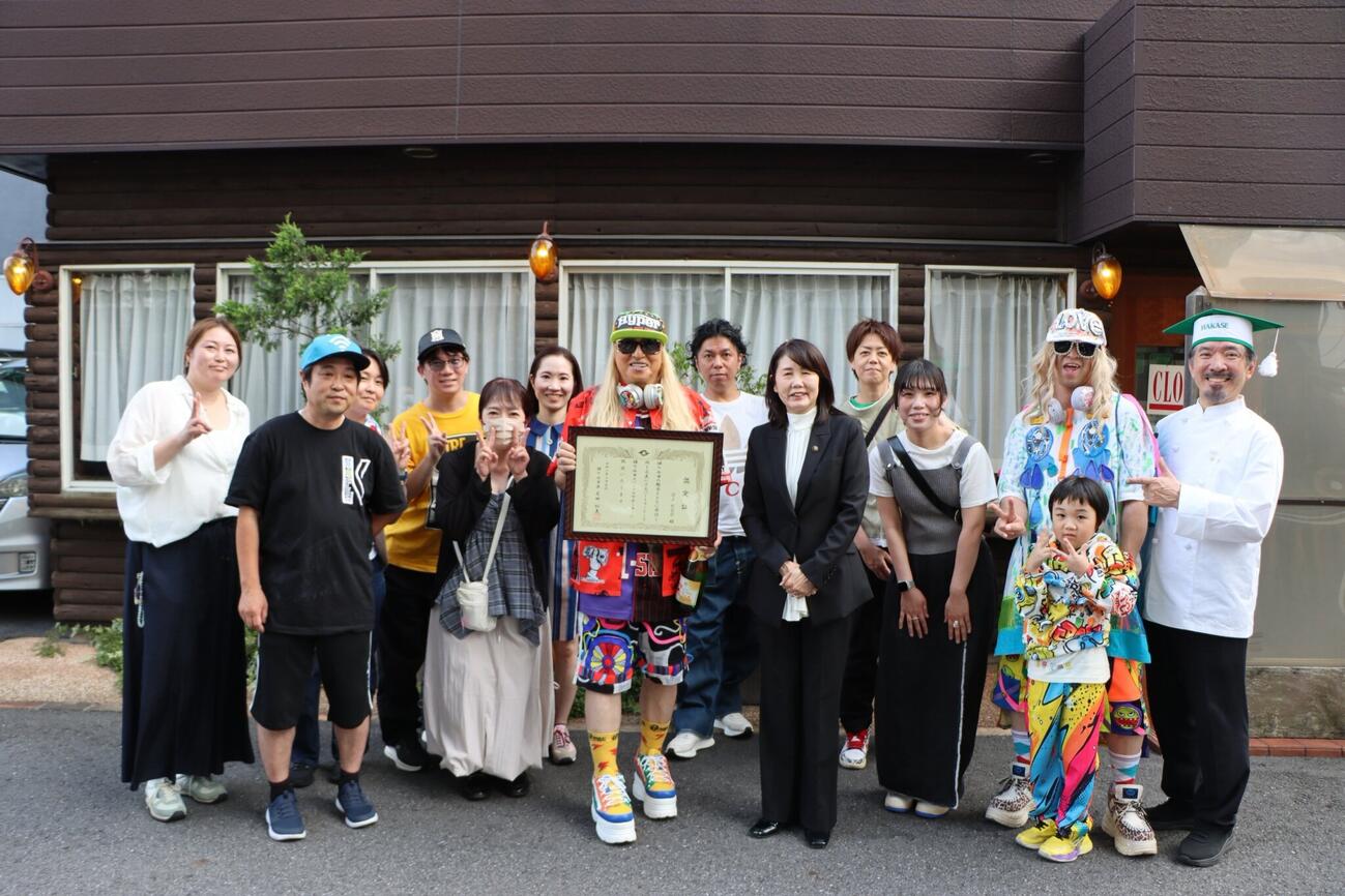 鎌ケ谷市スペシャルサポーターに任命され、認定証を手にするDJ KOO（中央）