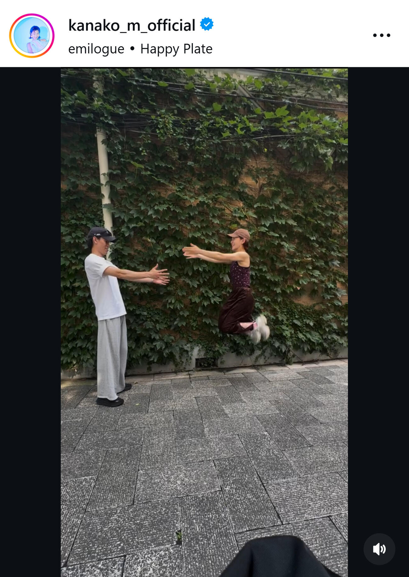 夫に抱きつく村上佳菜子（村上佳菜子のインスタグラムから）