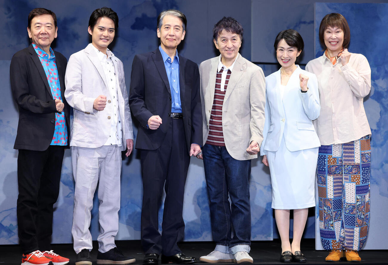第三舞台「パレイドリア」初日前会見で記念撮影する、左から鴻上尚史、中山優馬、小須田康人、大高洋夫、長野里美、山下裕子（撮影・浅見桂子）