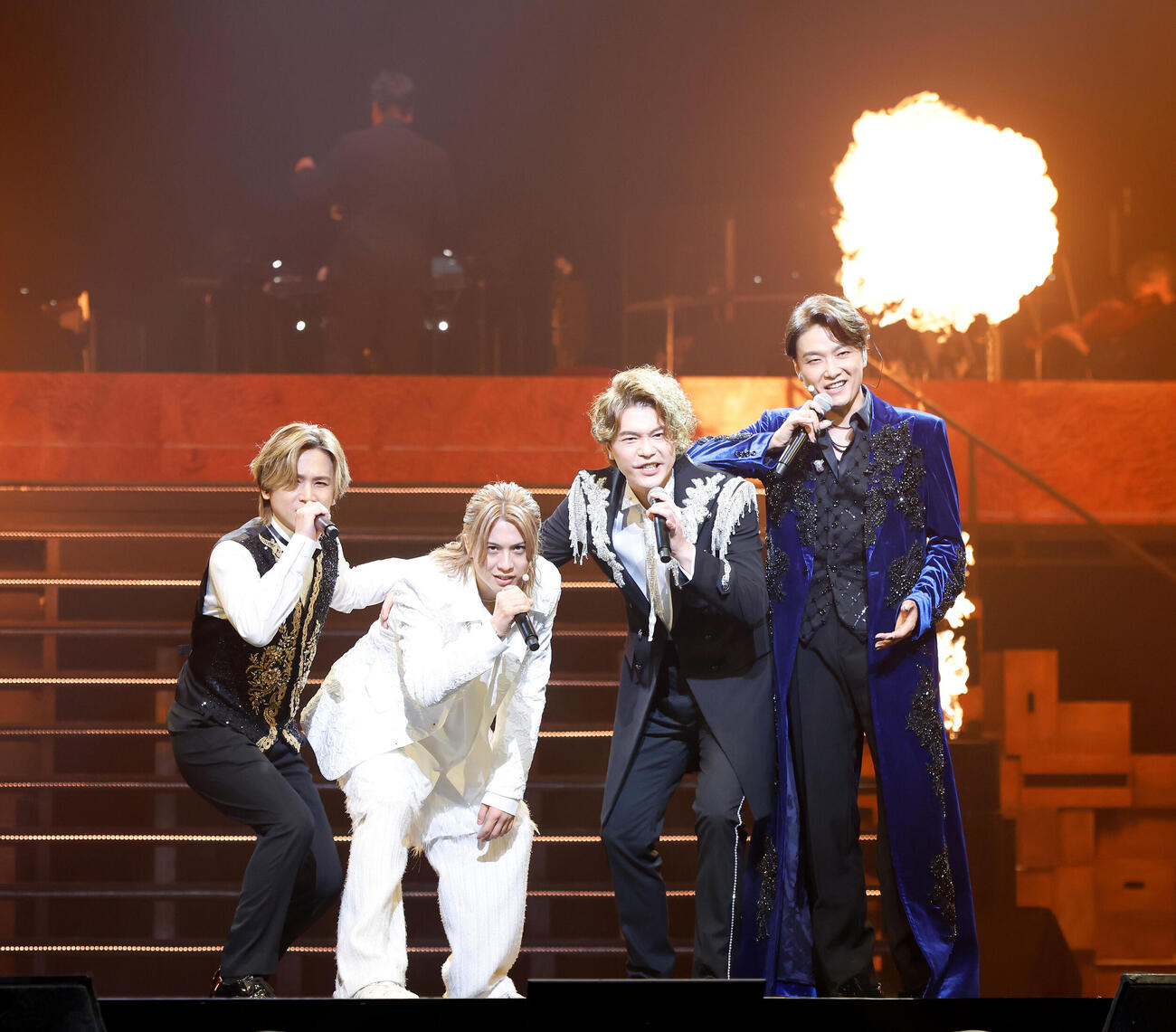 歌唱する出演者、左から堂本光一、岡宮来夢、佐藤隆紀、井上芳雄（撮影・山本朝陽）