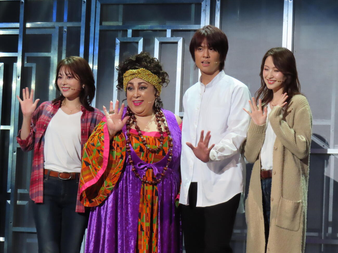 ミュージカル「ゴースト」囲み取材に応じた、左から竹内夢、森公美子、浦井健治、星風まどか（撮影・鎌田良美）
