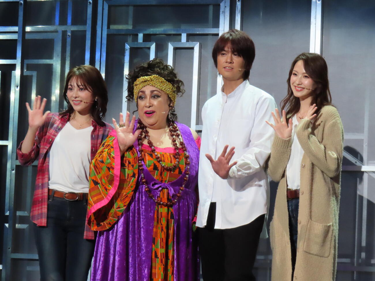 ミュージカル「ゴースト」囲み取材に応じた、左から竹内夢、森公美子、浦井健治、星風まどか（撮影・鎌田良美）