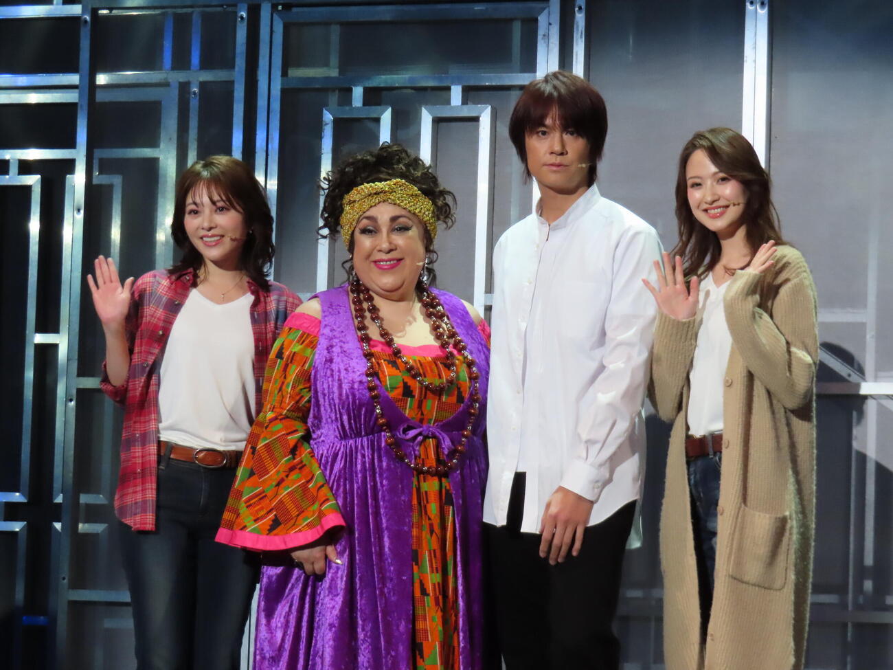 ミュージカル「ゴースト」囲み取材に応じた、左から竹内夢、森公美子、浦井健治、星風まどか（撮影・鎌田良美）