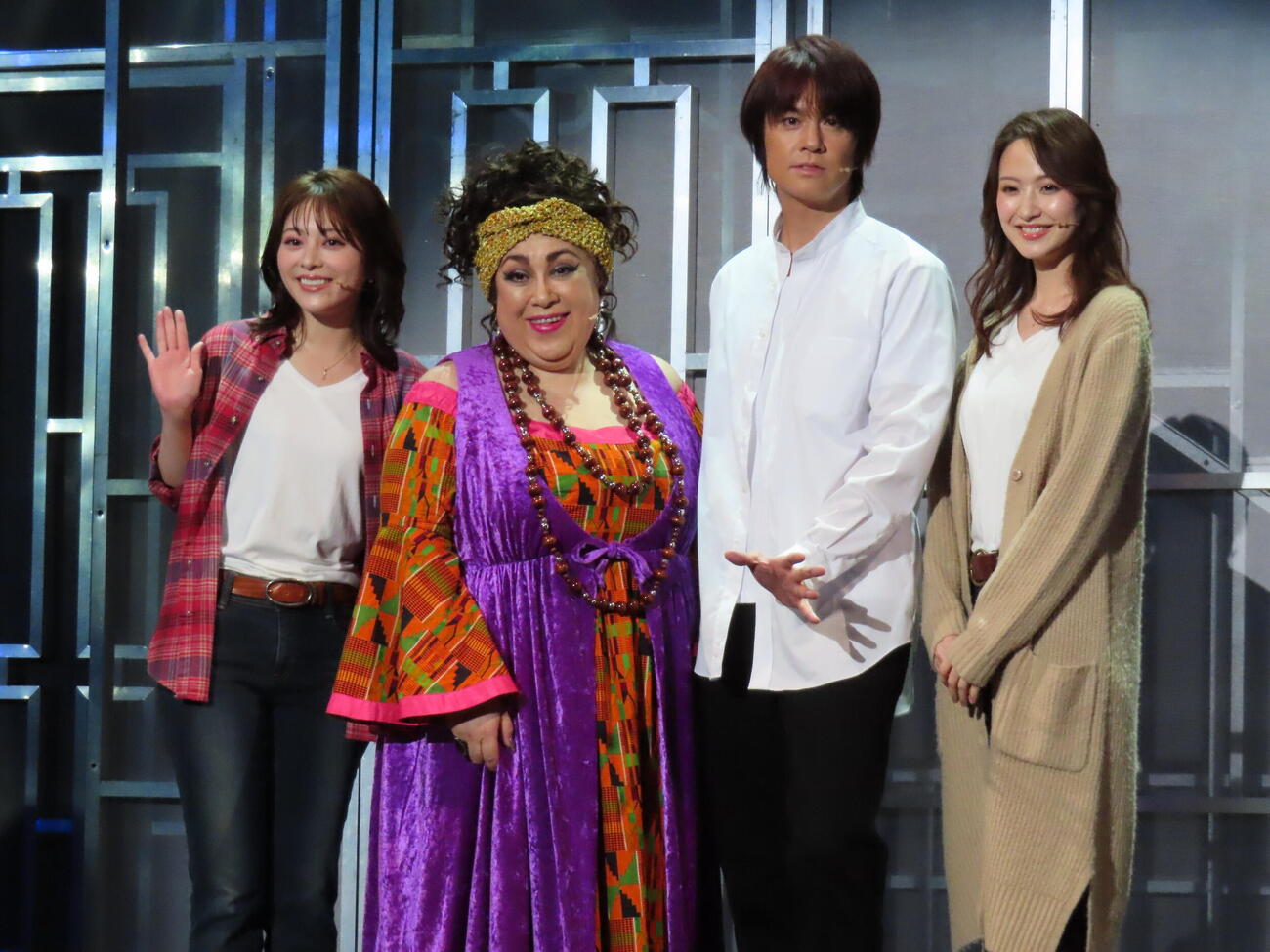 ミュージカル「ゴースト」囲み取材に応じた、左から竹内夢、森公美子、浦井健治、星風まどか（撮影・鎌田良美）