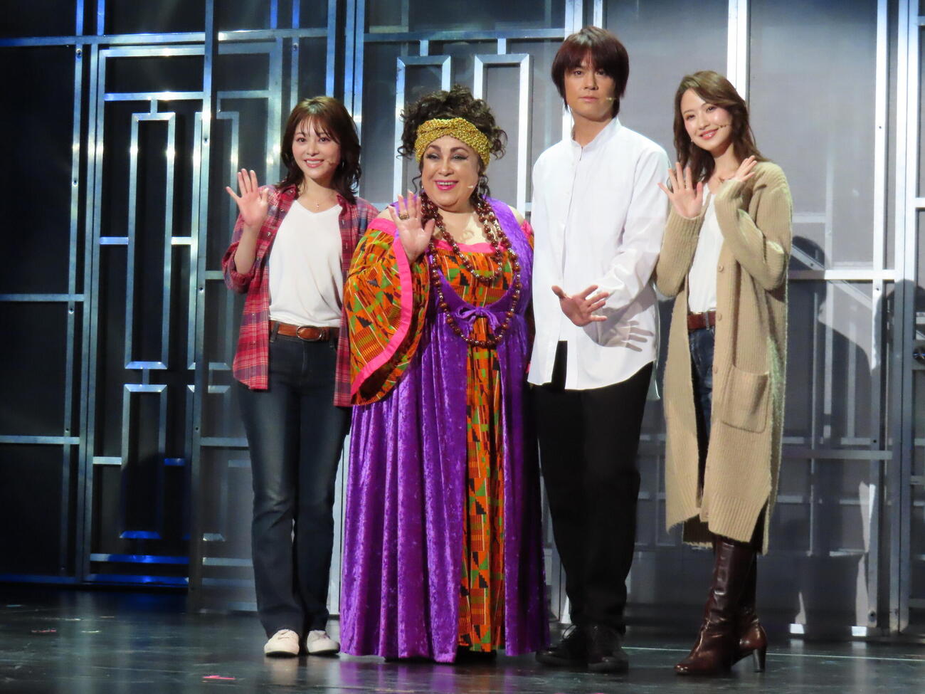 ミュージカル「ゴースト」囲み取材に応じた、左から竹内夢、森公美子、浦井健治、星風まどか（撮影・鎌田良美）