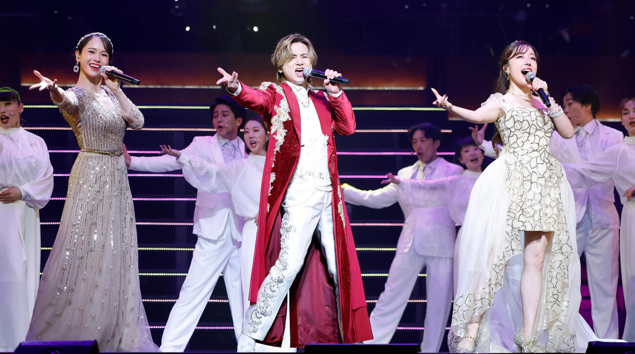 歌唱する、左からソニン、堂本光一、平原綾香（撮影・山本朝陽）