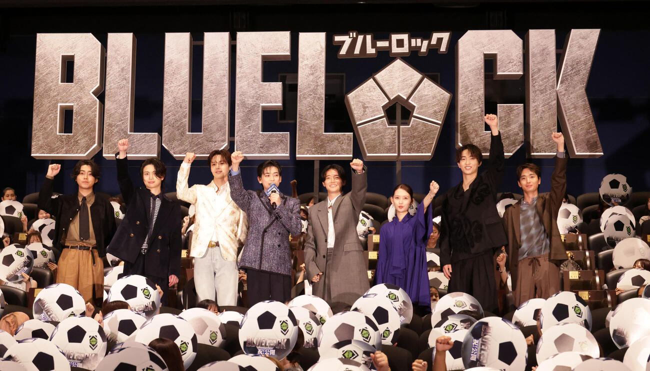 映画「ブルーロック」初日舞台あいさつを行う、左から倉悠貴、綱啓永、K、高橋文哉、櫻井海音、畑芽育、野村康太、青木柚（撮影・中島郁夫）
