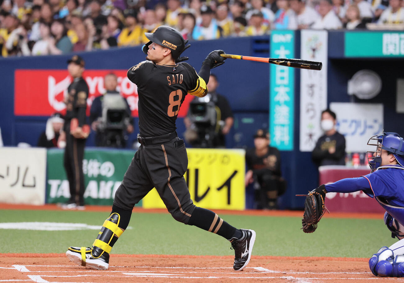 阪神対中日　1回裏阪神2死三塁、佐藤輝明は先制2点本塁打を放つ　（撮影・宮崎幸一）