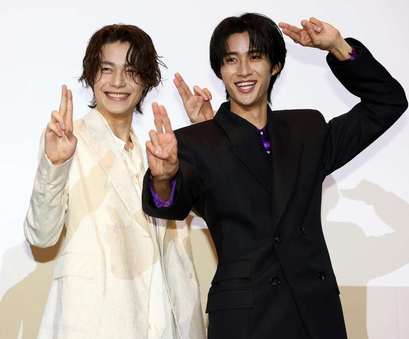 「仮面ライダーゼッツ　さよならのミッション」舞台あいさつで、記念撮影する今井竜太郎（左）と曽野舜太（撮影・浅見桂子）