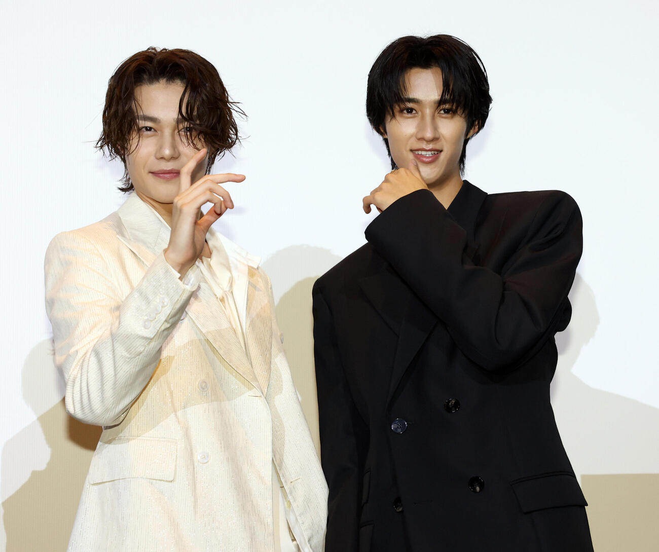 「仮面ライダーゼッツ　さよならのミッション」舞台あいさつで、記念撮影でポーズを決める今井竜太郎（左）と曽野舜太（撮影・浅見桂子）