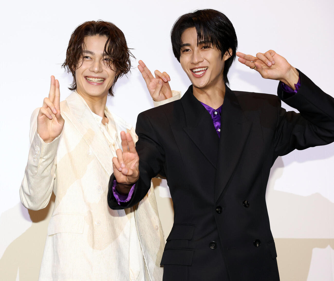 「仮面ライダーゼッツ　さよならのミッション」舞台あいさつで、記念撮影する今井竜太郎（左）と曽野舜太（撮影・浅見桂子）