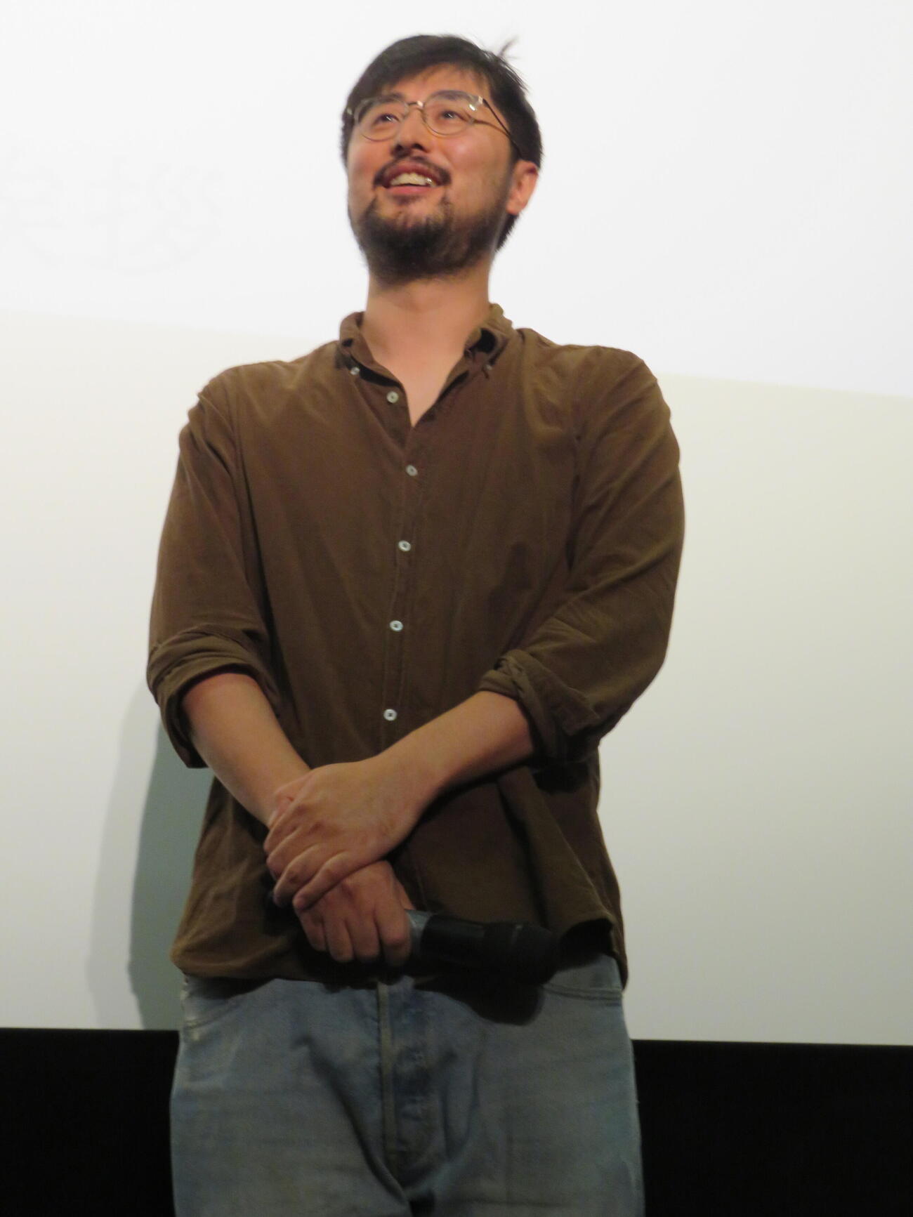 映画「ゴースト・オブ・ウエノ」公開記念舞台あいさつに登壇したワン・チイ監督（撮影・村上幸将）