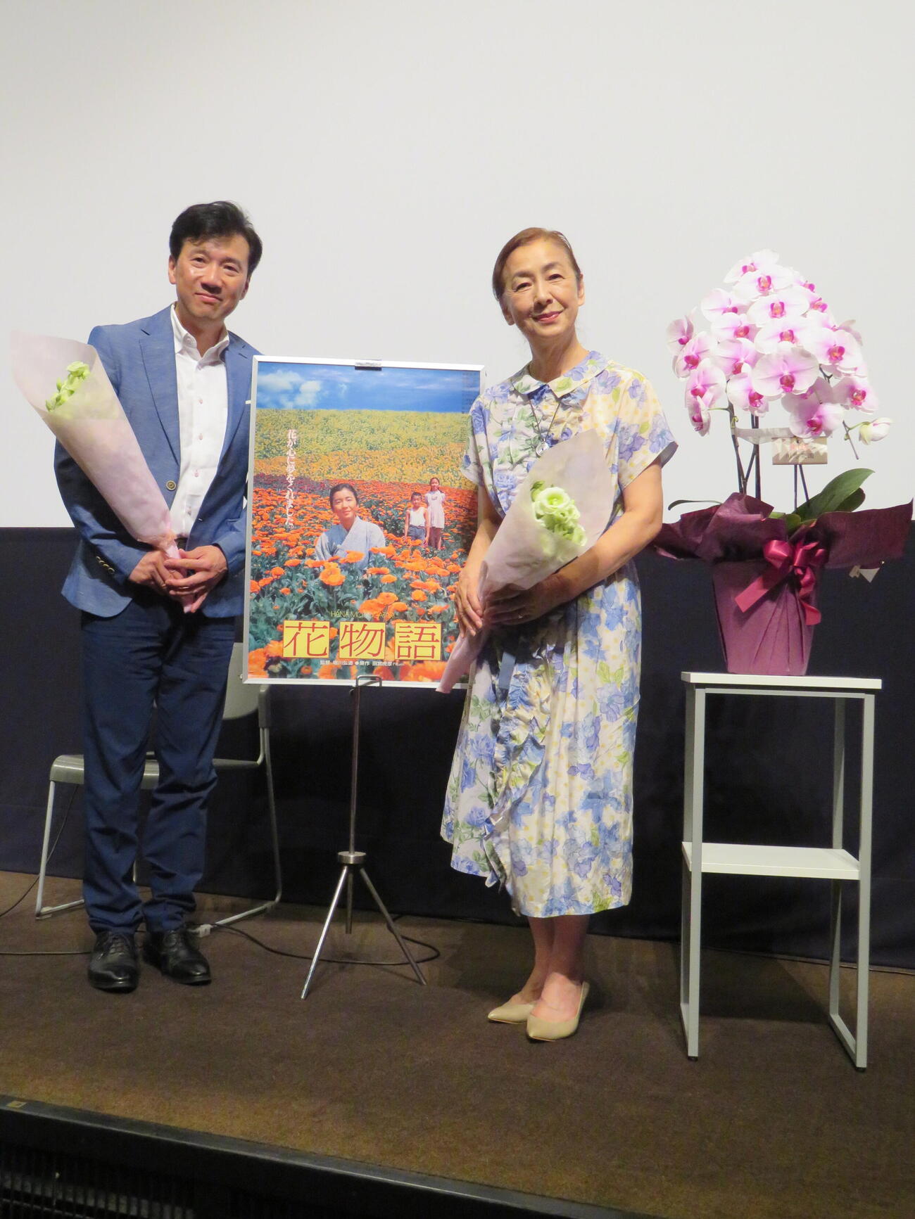 第15回「戦争の記憶と記録を語り継ぐ映画祭」で上映された映画「花物語」トークショーに登壇した八神徳幸と高橋惠子（撮影・村上幸将）