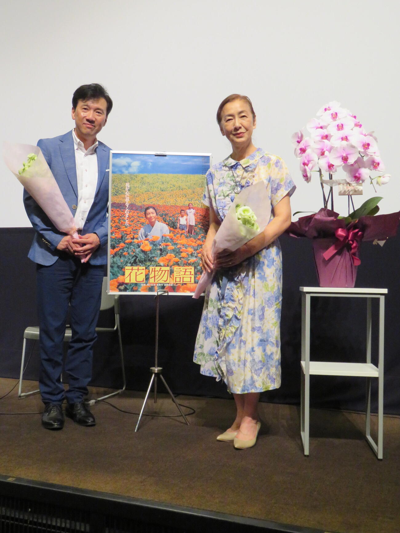 第15回「戦争の記憶と記録を語り継ぐ映画祭」で上映された映画「花物語」トークショーに登壇した八神徳幸と高橋惠子（撮影・村上幸将）