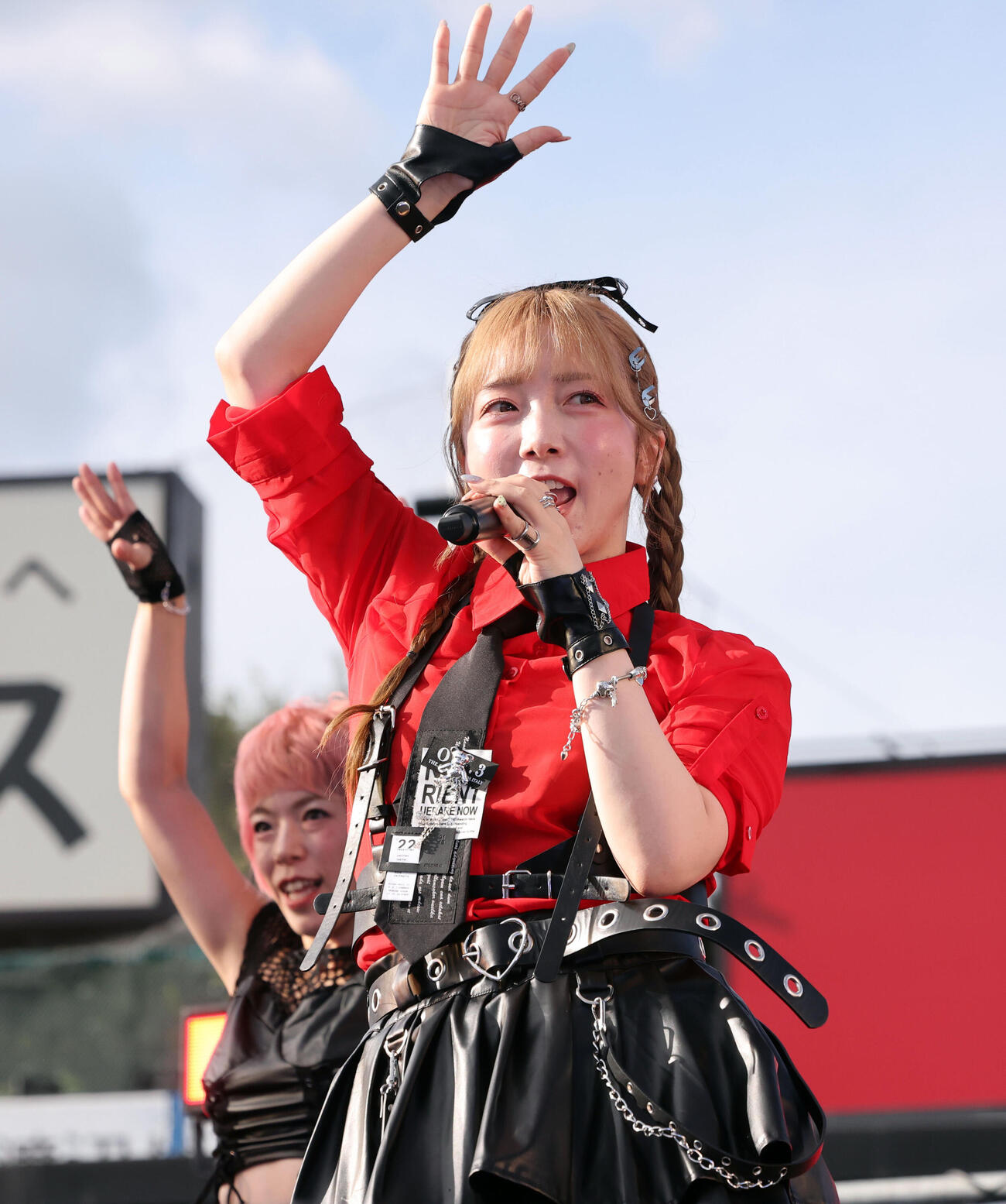 2026神宮外苑花火大会　オープニングで元気なパフォーマンスを披露するI NOU（撮影・浅見桂子）