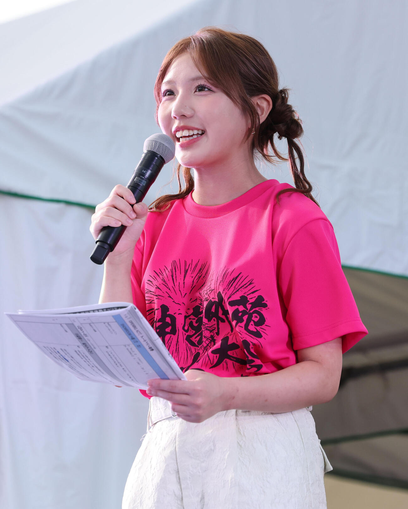 2026神宮外苑花火大会　MCを務めるテレビ朝日の鈴木新彩アナウンサー（撮影・浅見桂子）