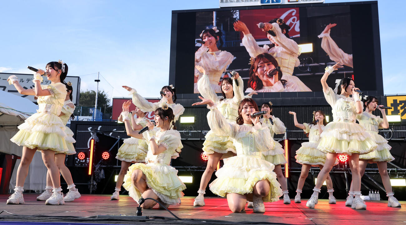 2026神宮外苑花火大会　可憐なステージをを披露する≒JOY（撮影・浅見桂子）