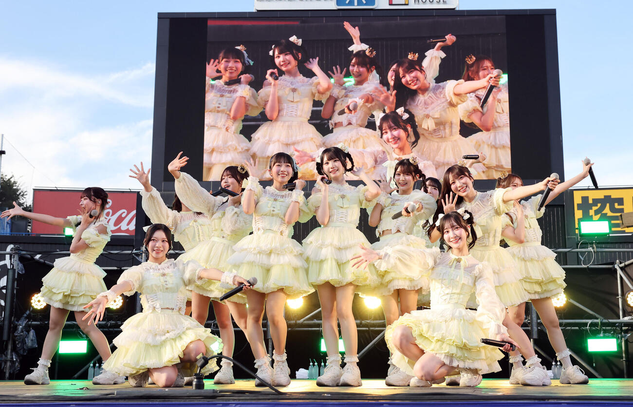 2026神宮外苑花火大会　可憐なステージをを披露する≒JOY（撮影・浅見桂子）