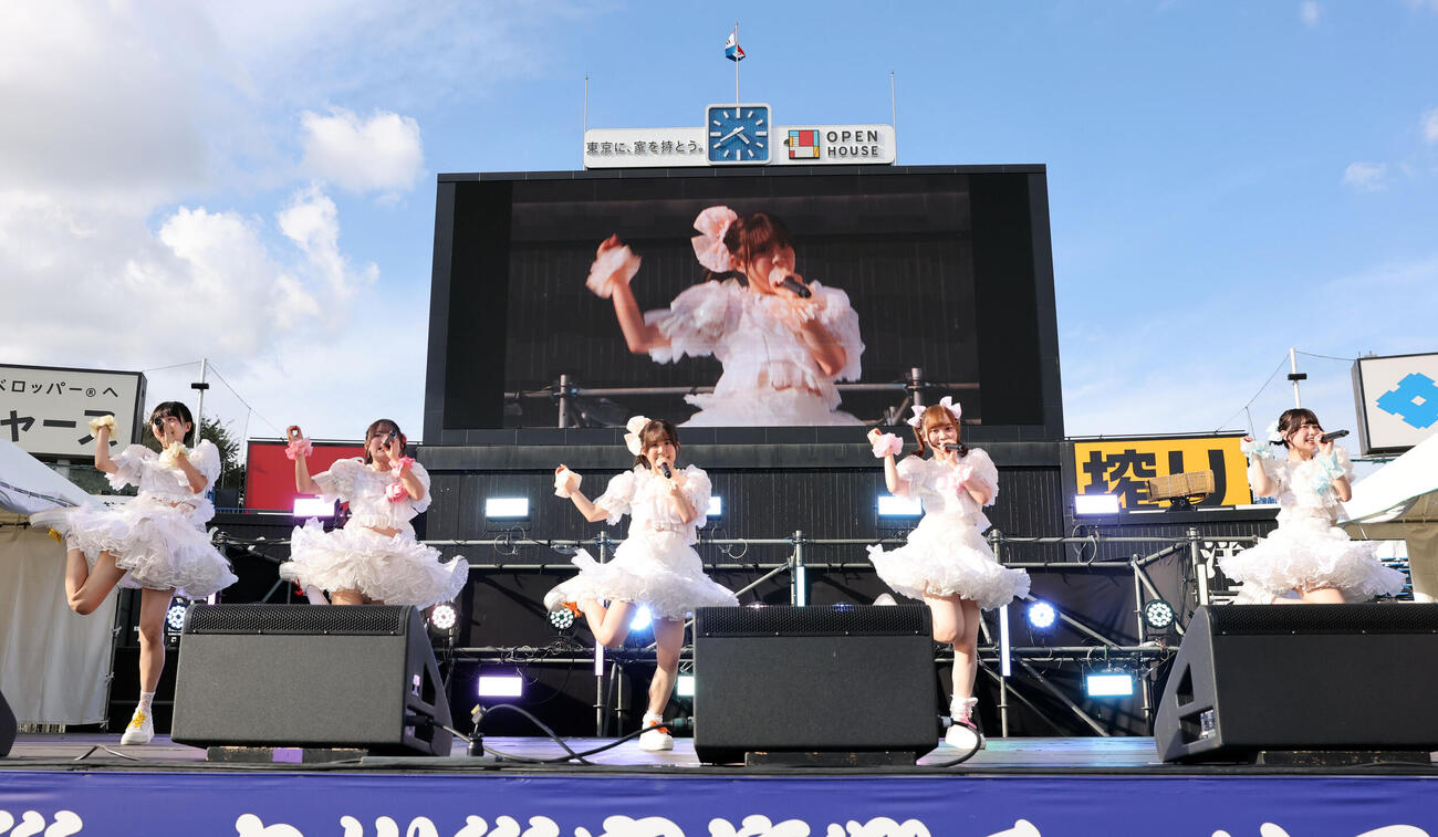 2026神宮外苑花火大会　オープニングで元気なパフォーマンスを披露するIWI（撮影・浅見桂子）