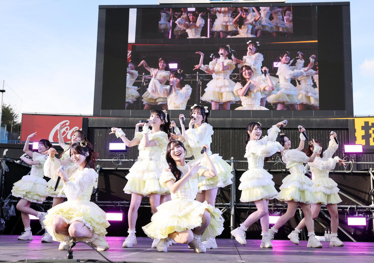2026神宮外苑花火大会　可憐なステージをを披露する≒JOY（撮影・浅見桂子）