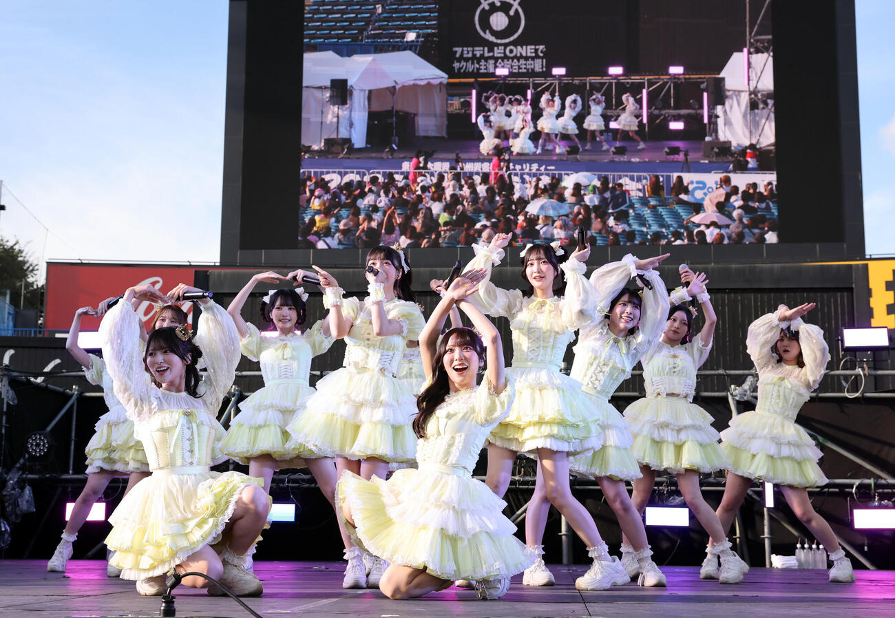 2026神宮外苑花火大会　可憐なステージをを披露する≒JOY（撮影・浅見桂子）